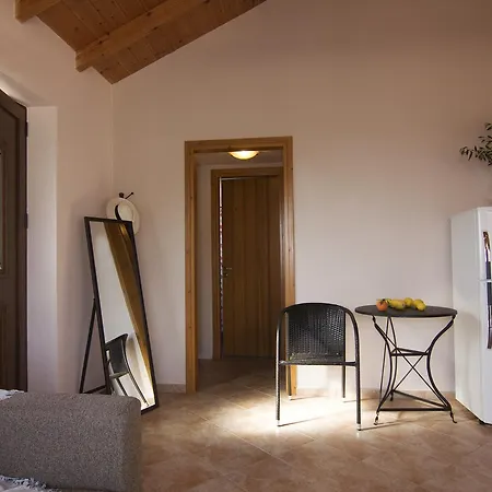 Leonidas Holiday home West Mani